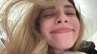 EllieCruze 22 female sexy cam model profile