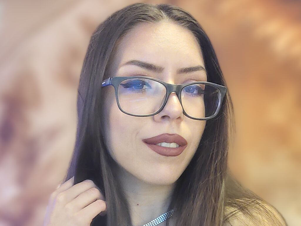 EmaLowee nude cam model profile photo