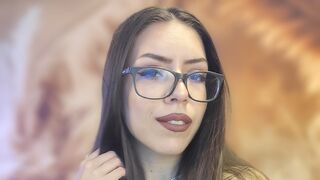 EmaLowee 27 female nude cam model profile
