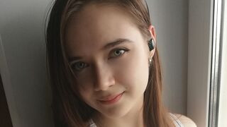 EmilieMollo 18 female naked cam model profile
