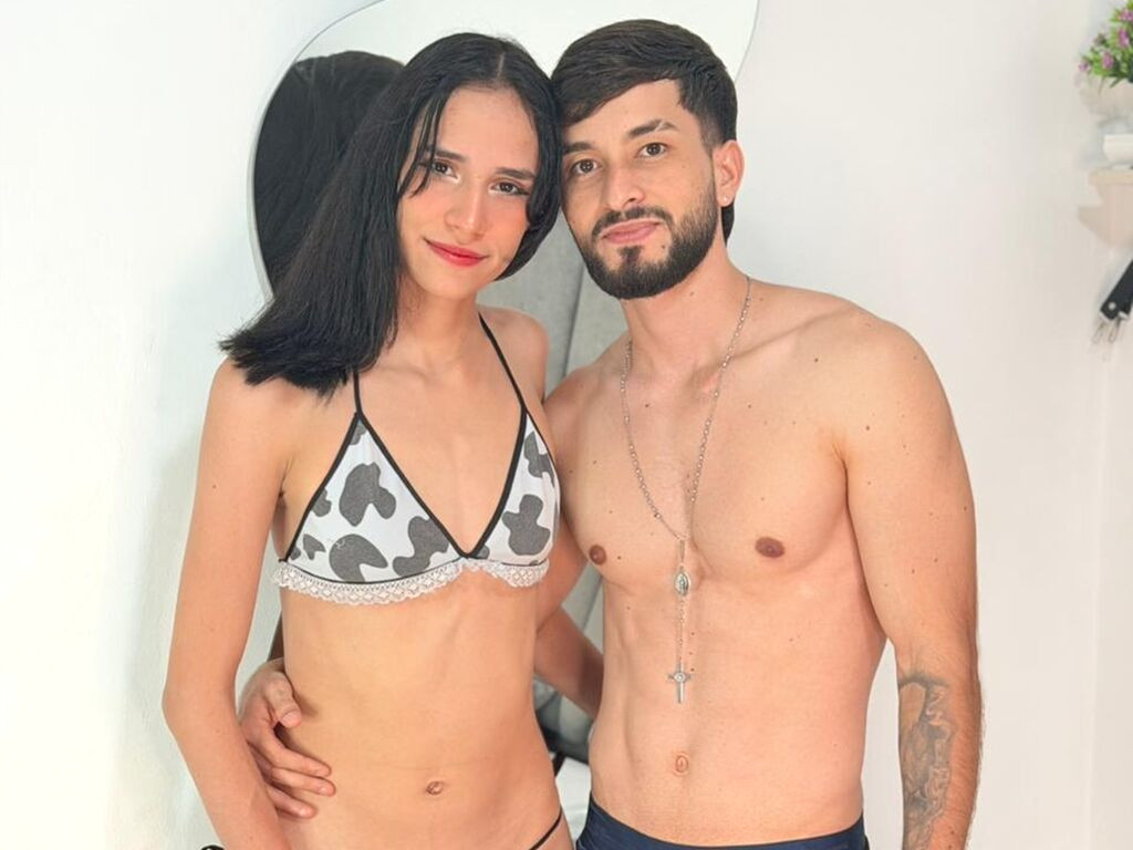 EmmiAndLiam naked cam model gallery photo
