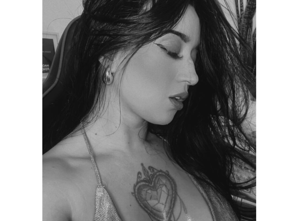 EmmyEvaans Naked