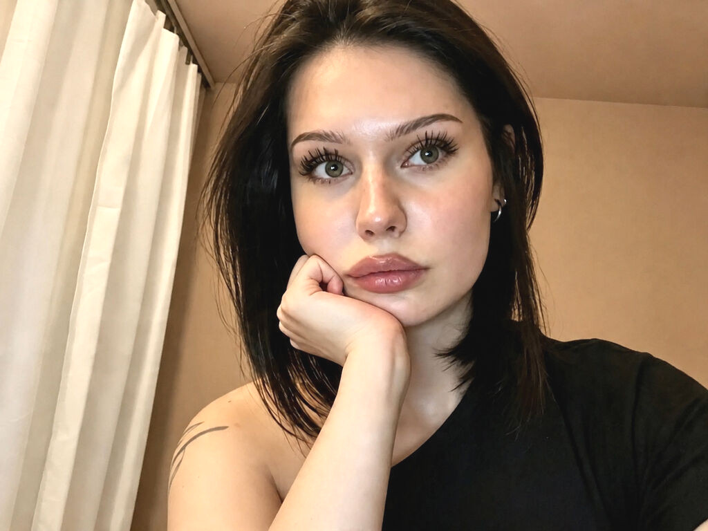 EvaRini nude cam model profile photo