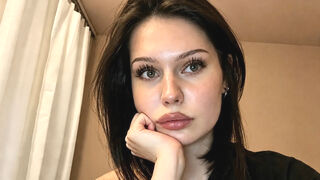 EvaRini 21 female nude cam model profile