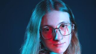 EvelyneSchroff 18 female live cam model profile