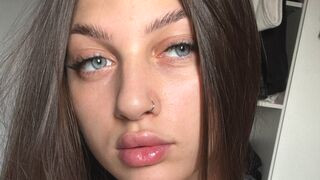 FionaHey 18 female nude cam model profile