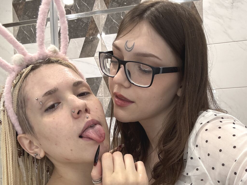 GaynaAndCatherin Naked
