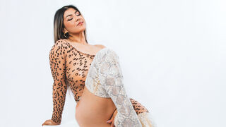 GiaMartineli 36 female nude cam model profile