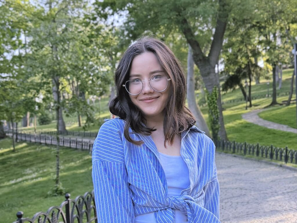 GloriaBarnesa nude cam model profile photo