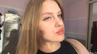 GraceHollis 18 female nude cam model profile