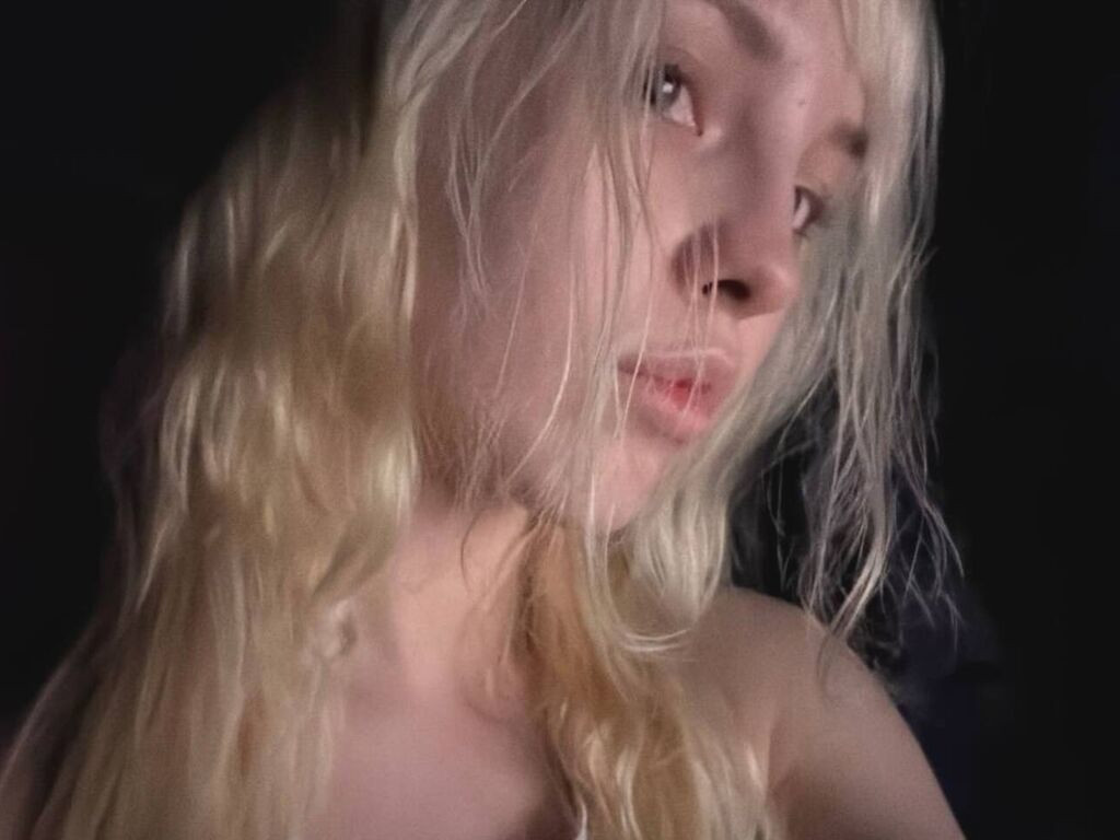 HannahHollise naked cam model gallery photo