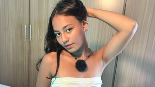IsabellaSantanna 18 female sexy cam model profile