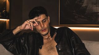 IzanDupond 30 male nude related cam model profile