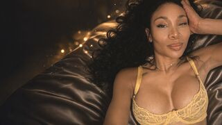 JacqHoney 41 female nude cam model profile