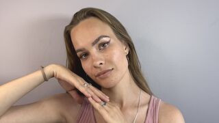 JerilynMominee 18 female strip cam model profile