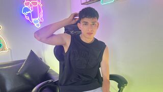 JonathanRouse 22 male nude related cam model profile