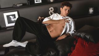 JonnyDark 18 male sexy cam model profile
