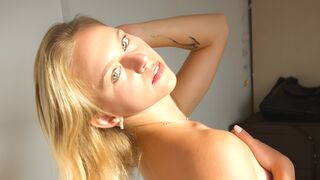 JuliaSandri 18 female live cam model profile
