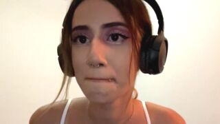 JulySapphire 18 female nude cam model profile