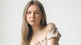 KellyEllis 18 female strip cam model profile