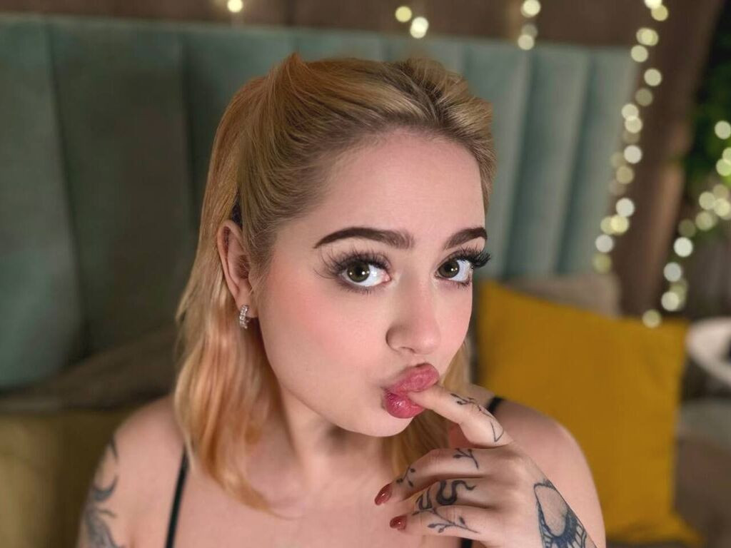 KellyMoors naked cam model gallery photo