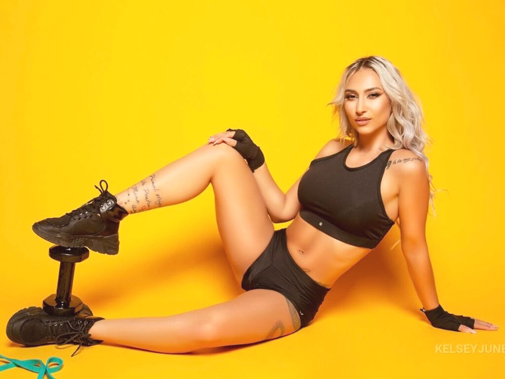 KelseyJunes naked cam model gallery photo