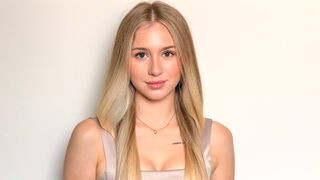 KendallEmery 23 female naked cam model profile