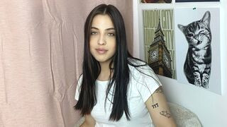 KikBily 18 female naked cam model profile