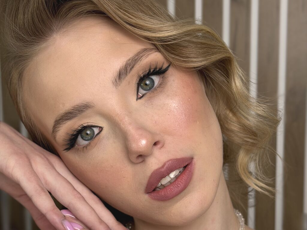 KiraGraden nude cam model profile photo