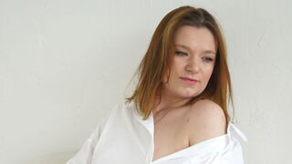 KiraHatti 26 female naked cam model profile