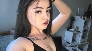 KitaTomson 20 female nude cam model profile