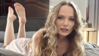LanaLunar 30 female nude cam model profile