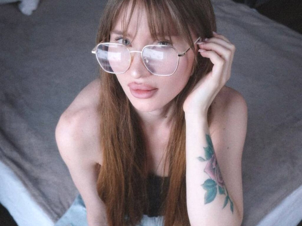 LauraCherry naked cam model gallery photo