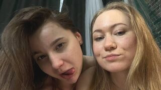 LauraLillian 19 female lesbian nude related cam model profile