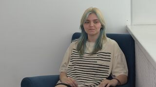 LauriMagnie 18 female naked cam model profile