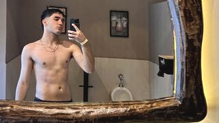 LeoPardos 22 male erotic cam model profile