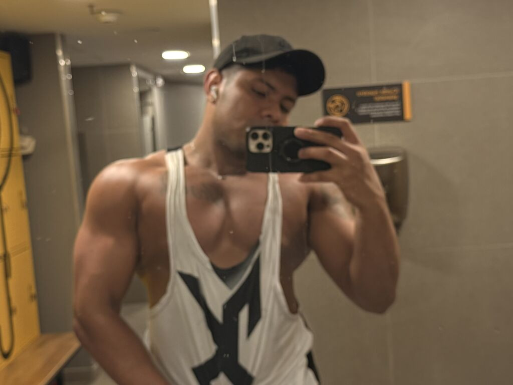 LeonMike nude cam model profile photo