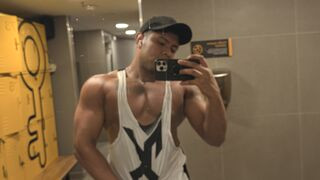 LeonMike 26 male naked cam model profile