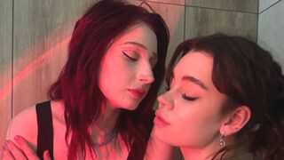 LeonilaAndDahlia 18 female lesbian nude related cam model profile