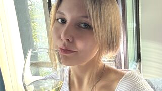 LerianaMakmillan 24 female erotic cam model profile