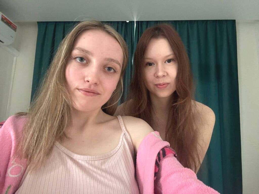 LewisAndBeatriz naked cam model gallery photo