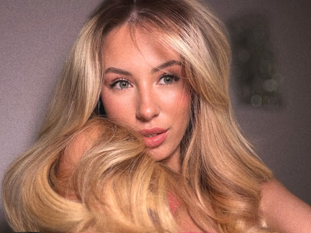 LeylaBlanc naked cam model gallery photo