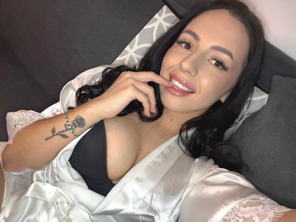 LilaWest naked cam model gallery photo