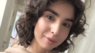 LillianKnight 21 female sexy cam model profile