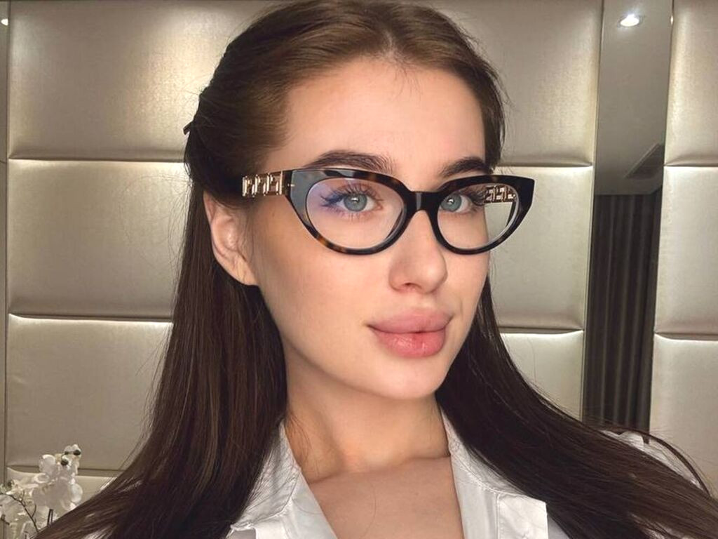 LilyColiins nude cam model profile photo