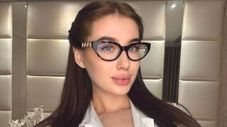LilyColiins 18 female hot cam model profile