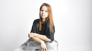 LinaForbishh 18 female nude cam model profile