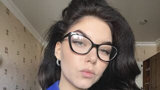 LinaSeen 23 female nude related cam model profile