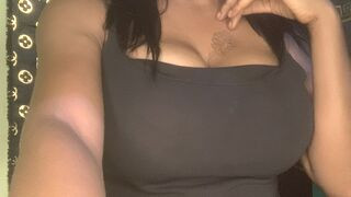 LindaBernard 22 female sexy cam model profile
