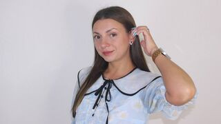LindaJames 30 female live cam model profile